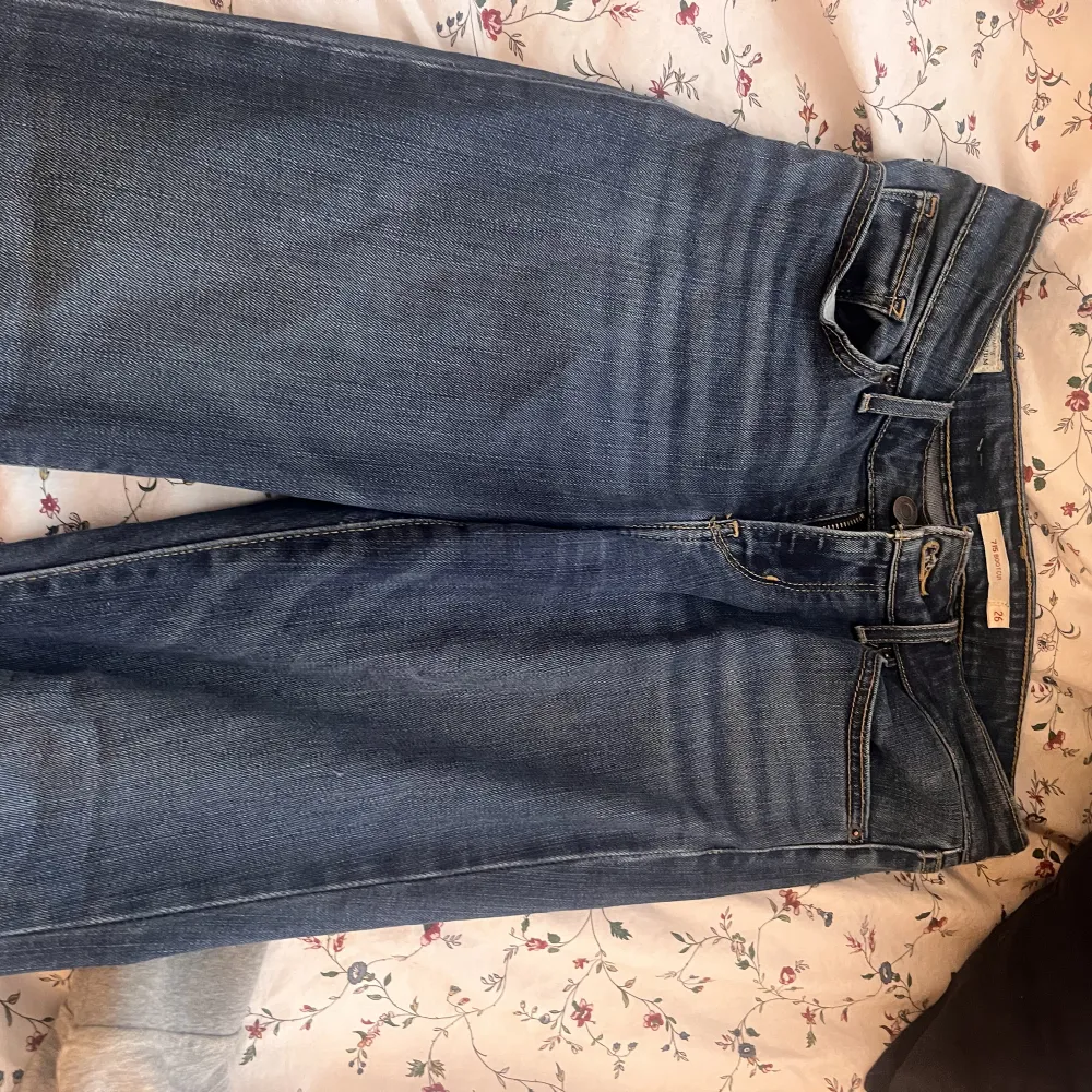 Lågmidjade bootcut jeans från levis i storlek 26❤️. Jeans & Byxor.