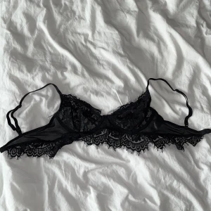 Spetstopp - Superfin spetsbh från Nakd. Använd max tre gånger så den är i mycket fint skick. Storlek 70B💕