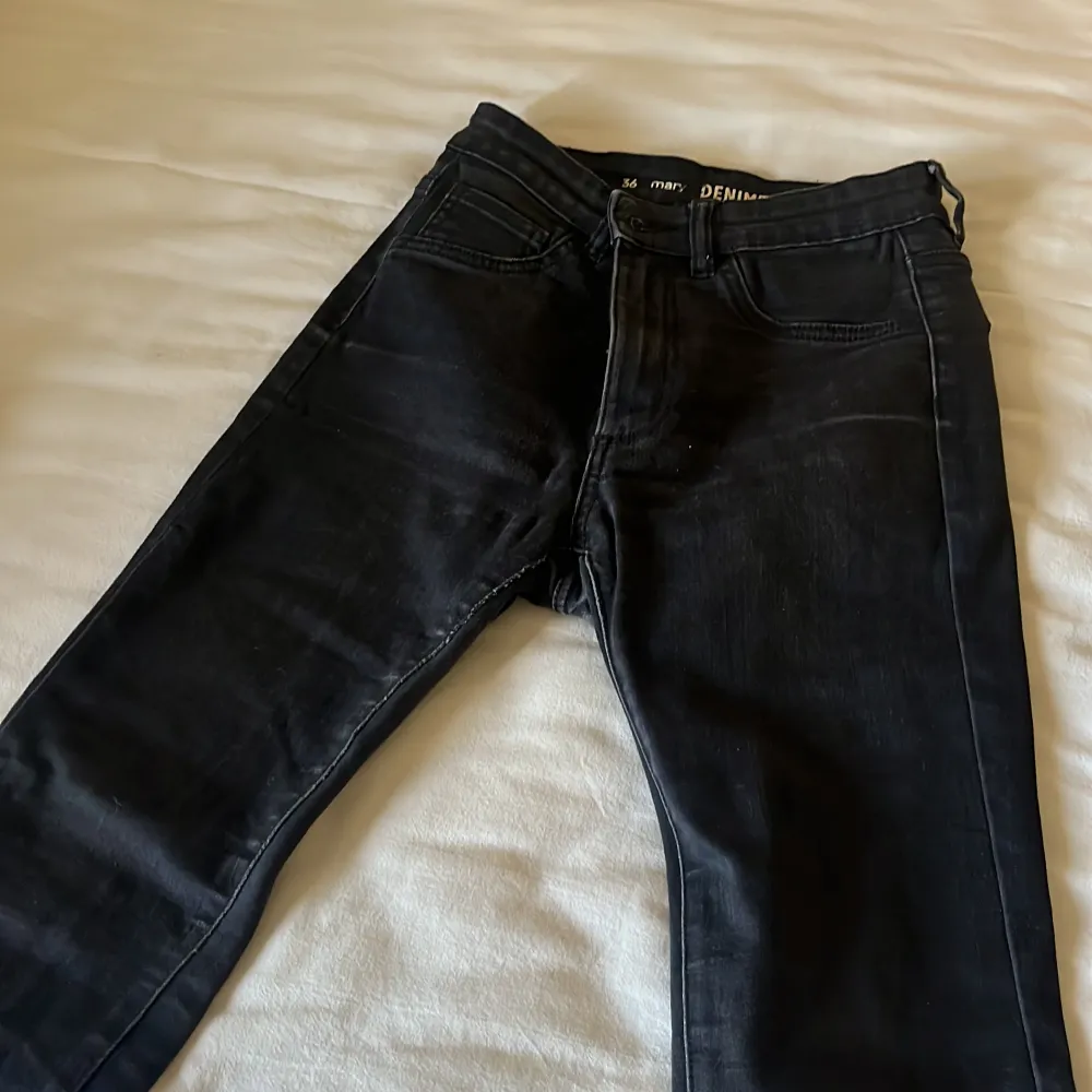 Svarta jeans byxor . Jeans & Byxor.
