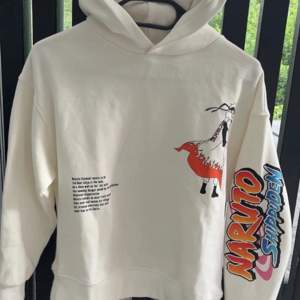 En krämvit hoodie från Zara i stl 140,  Den är helt ny Endast testad…. Finns inte att köpa längre i butiken 