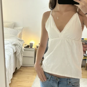 Vitt linne med spetskant  - Så gulligt handsytt linne med spetskant! 