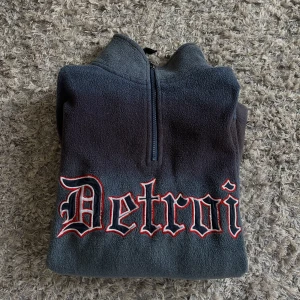 Fleecetröja - Jättecool detroit fleecetröja, kan skicka fler bilder vid intresse🤍
