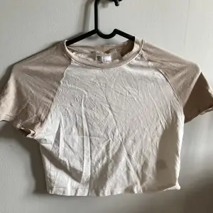 T-shirt från h&m i jättefint skick. Använd 3 gånger. Köpt för ca 1 år sedan. Kroppad topp. Säljer pga att den är förstor för mig. Står ej för frakten