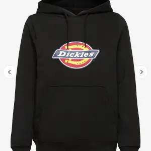 Svart dickies hoodie i storlek S, använt fåtal gånger och är därför i väldigt fint skick. Säljer pågrund av att den inte kommer till användning. Köparen står för frakt💕