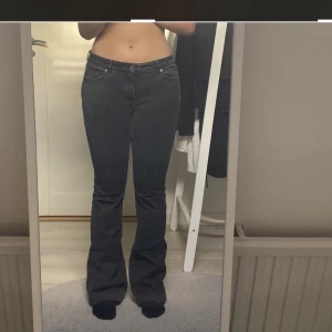 Svarta low waist jeans  - Använda men inga slitningar eller andra tecken på att dem har varit använda förutom att dem är något uttvättade  