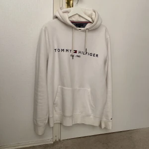 Tommy Hilfiger hoodie - Använd fåtal gånger inga defekter org pris 1200