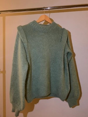 gina tricot - stickad tröja med axeldetaljer - mjuj stickad tröja med axeldetaljer, storlek s, dammgrön