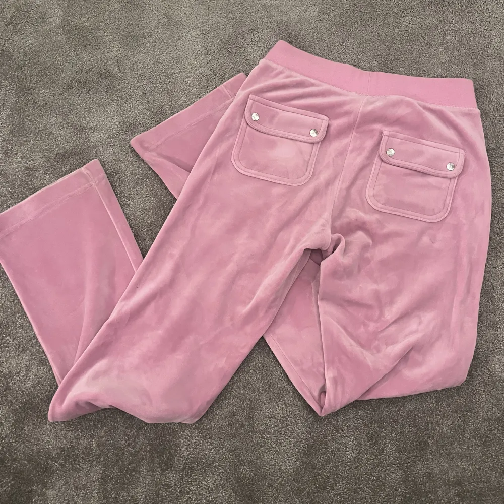 Dessa superfina rosa juicybyxorna är använda men i bra skick! Säljer då de inte längre passar. 💞. Jeans & Byxor.