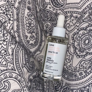 Facial oil - En facial oil från indybeauty som är helt oöppnad! Säljes då den inte kommit till användning. Nypris 199 kr