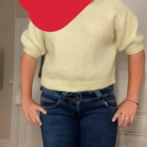 ZARA TRÖJA  - Säljer min gula stickade tröja från zara. Har endast använt en gång & då hade jag min tiamo väska som tyvärr har rostat av sig lite färg. Syns mer på kameran än vad det egentligen är. Effekten är ingenting man annars märker av. Tröjan köptes för 599.