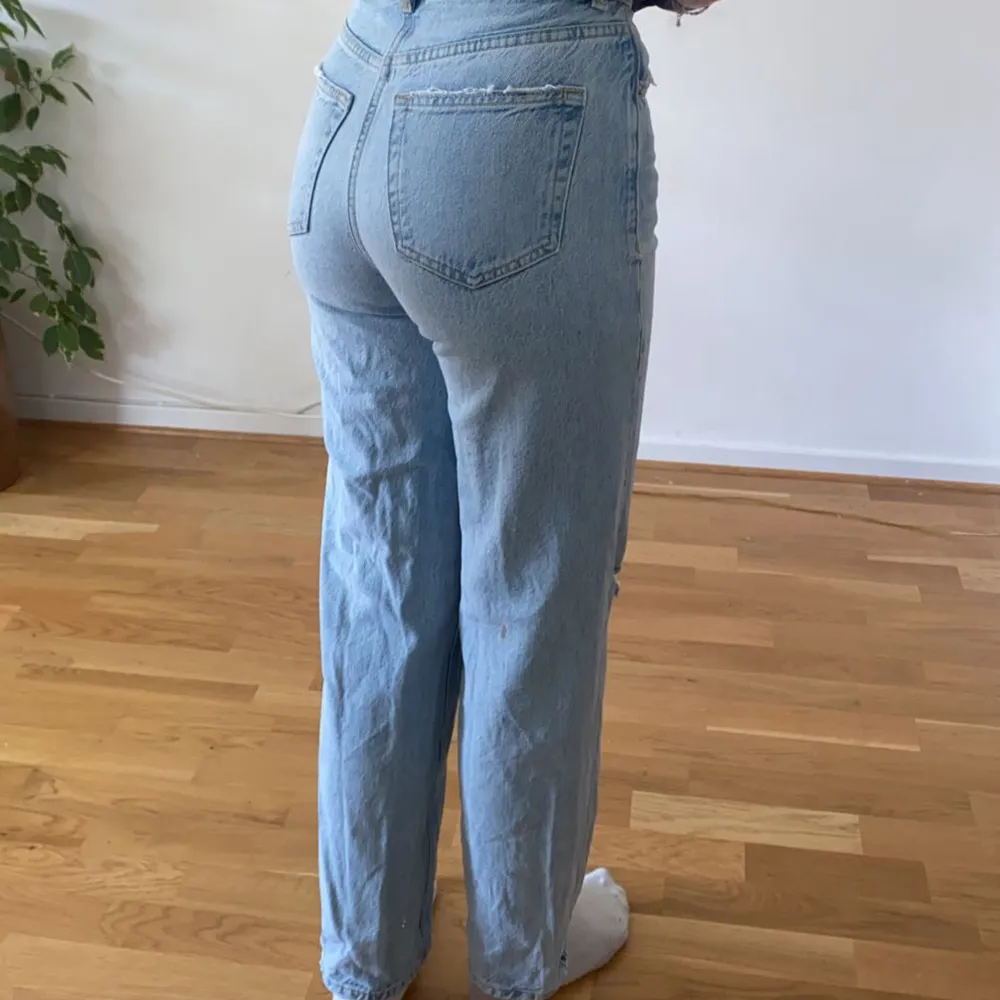 Blåa jeans med hål från Gina tricot. Bilden är på min vän som oftast bär xs och är ca 164cm. Jeans & Byxor.