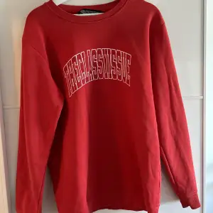 Röd oversized sweatshirt från NA-KD. 
