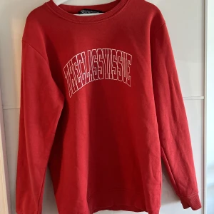 Sweatshirt  - Röd oversized sweatshirt från NA-KD. 