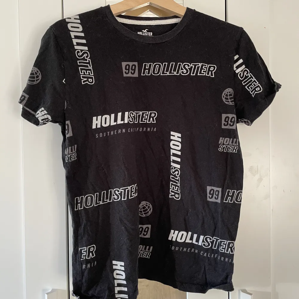 Svart T-shirt från Hollister i storlek S, i mycket gott skick.. T-shirts.