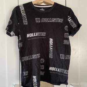 Svart T-shirt från Hollister i storlek S, i mycket gott skick.