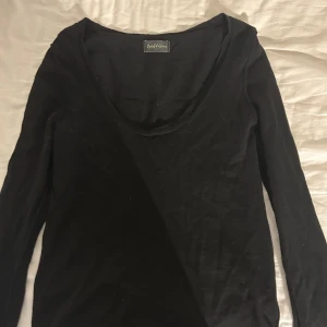 Stickad Zadig tröja - Tunn stickad tröja från Zadig & Voltaire i 100% merino ull💕 Köpt second hand men inte kommit till användning! Finns ett litet hål i armhålan som lätt går att sy igen och som inte märks vid användning💞