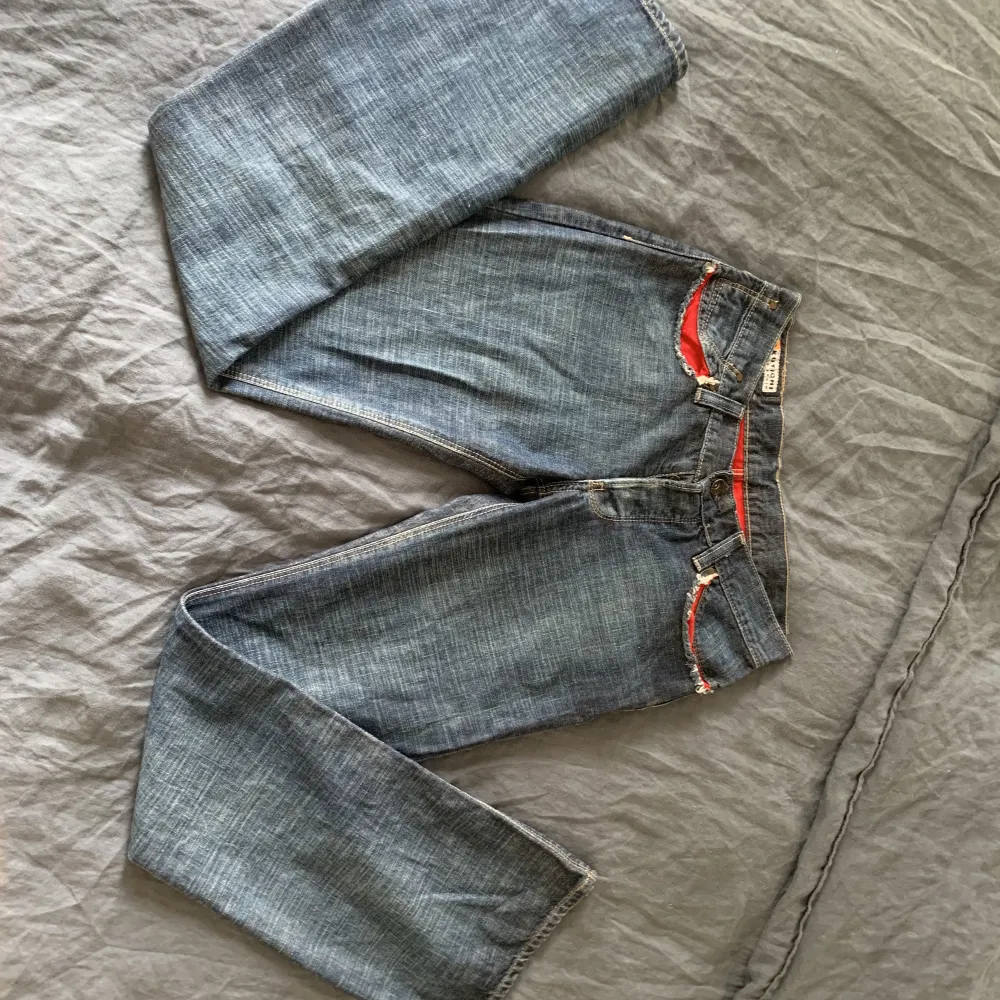 säljer dessa lågmidjade bootcut jeans med röda detaljer i fickorna då de har blivit för små för mig! innebenslängden är 81 cm och tvärs över midjan är de 36 cm🥰. Jeans & Byxor.