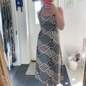 Rutig klänning - Rutig klänning med olika mönster. Som man ser på bilden är klänningen ganska lång. Skriv privat för frågor och fler bilder😊💬