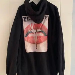 Playboy hoodie med print på ryggen från Missguided. Oversize modell. 