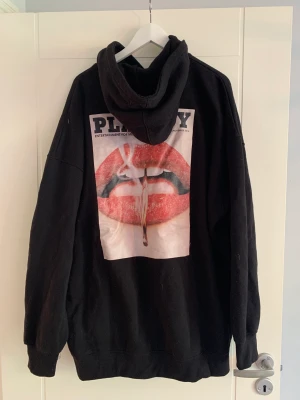 Playboy hoodie - Playboy hoodie med print på ryggen från Missguided. Oversize modell. 