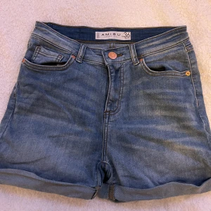 Shorts  - Ett par supersöta blåa shorts som jag säljer då de är aningen för stora på mig. Passar stl xs-m.