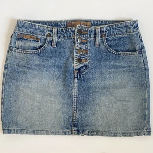 Jeanskjol  - Snygg jeanskjol med knappar⭐️ Midjemåttet är 79cm cm och längden är 39cm🌸🌸skriv för fler bilder❣️