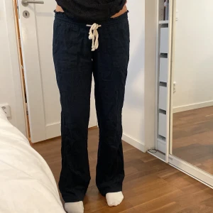 Roxy Linnebyxor  - Ett par svarta Roxy linnebyxor som är i bra sick. Dem kommer inte till användning längre och därav säljer vi dem. 