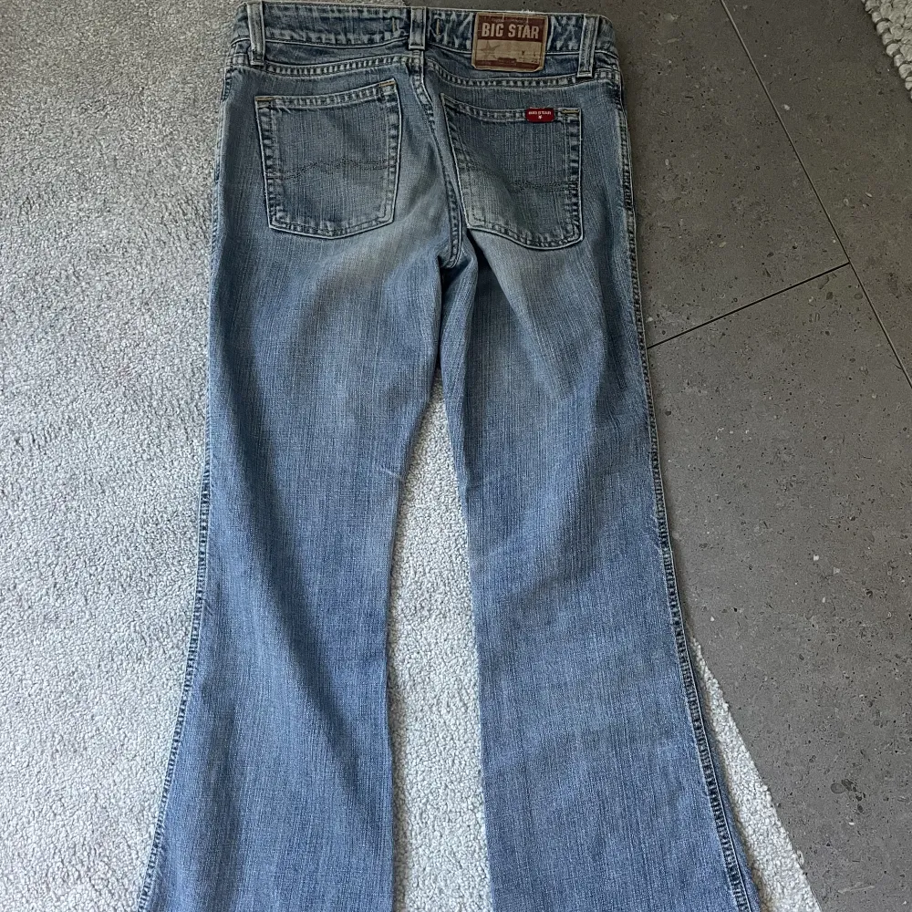Lågmidjade jeans som är köpta second hand men märket är big star . Jeans & Byxor.