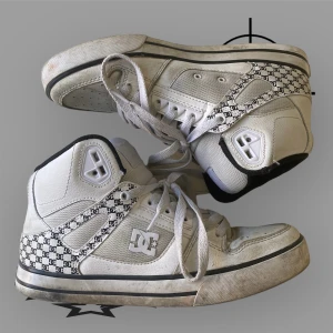 Vita DC shoes sneakers - Ett par snygga DC skor i läder. Chunky och fett feta till ett par baggyjeans. Herrstorlek 40, nypris 950 kr. I fint skick ✨ För fler bilder eller frågor kontakta mig :)