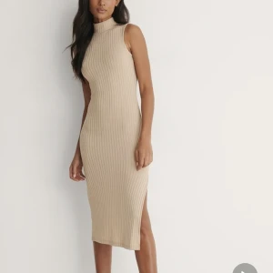 Klännign - Klänning med slits i fint rubbat material🧸 📌 storlek xs, materialet är i stretch 