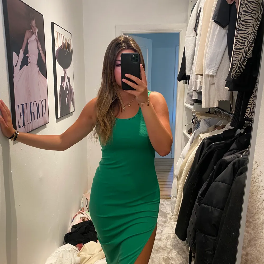 En grön klänning med slits perfekt till sommaren, använd en gång . Klänningar.