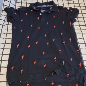 Pikétröja flamingo - Blå piketröja "Flamingo".