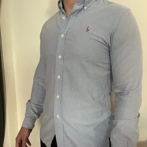 Skjorta - blå - Polo Ralph Lauren skjorta i storlek M, Oxford blue. Mycket fint skick och knappt buren sedan köp. 