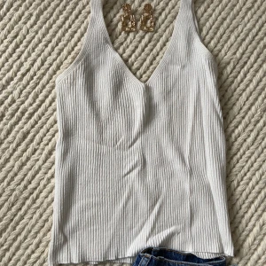 Vit söt topp - Vit ribbad topp perfekt till sommaren, basicplagg som funkar till allt