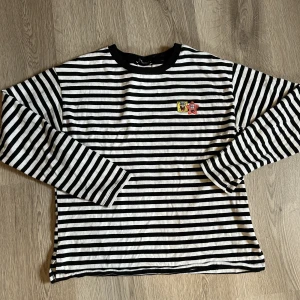 Randig svampbob - Supersnygg som min kille haft. Den är i bra skick! 🖤 köp gärna med köp nu!