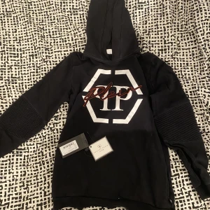 Philipp plein hoodie storlek S/M - Säljer min Philipp plein hoodie som jag köpte 2021 för cirka 3500kr på Nk i Göteborg. Har inte använt den så my ket och det märks inte att den har varit använd. Taggar o så finns kvar från den, hör av dig ifall du har fler frågor kan även diskutera priset