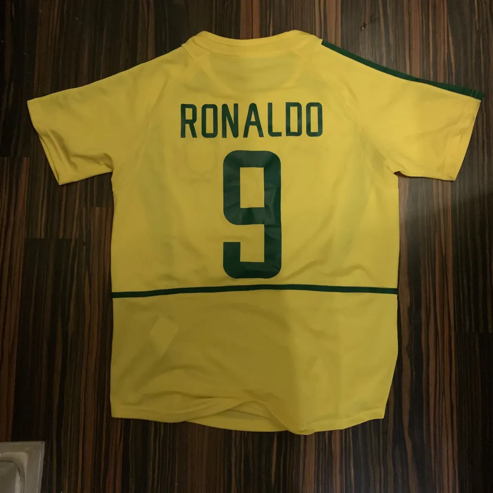 Jag säljer min snygga Ronaldo (R9) retro brasilientröja från deras VM 2002 eftersom den passar inte mig. Perfekt skick då den bara är testad. Skriv för mer info/bilder!. T-shirts.
