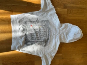 Hugo boss hoodie   - Vit Hugo boss hoodie med snygg design på ryggen nästa aldrig använd endast kontanter möts bara upp i Malmö pris går att diskutera 