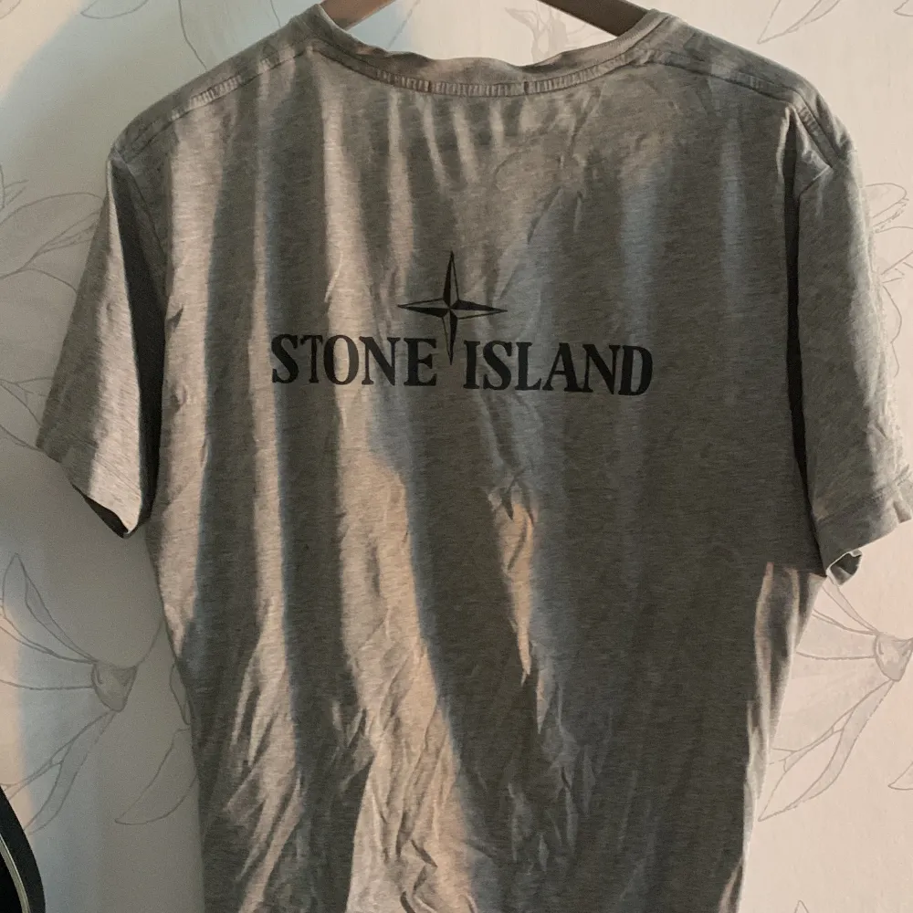Säljer min Stone Island t shirt Väldigt bra skick. Storlek S men sitter som M Jag är 187cm och den sitter bra . T-shirts.