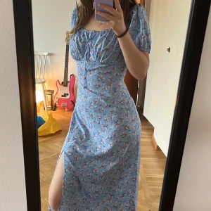 Klänning - Blå klänning med blommor🌸🌸