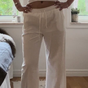 Vita lågmidjade linnebyxor  - Lågmidjade linnebyxor med snörning!! Säljer för att de tyvärr är för korta på mig som är 173cm, sömmarna är inte uppsprätta vilket innebär att de går att få lite längre! Köparen står för frakten!🩷 
