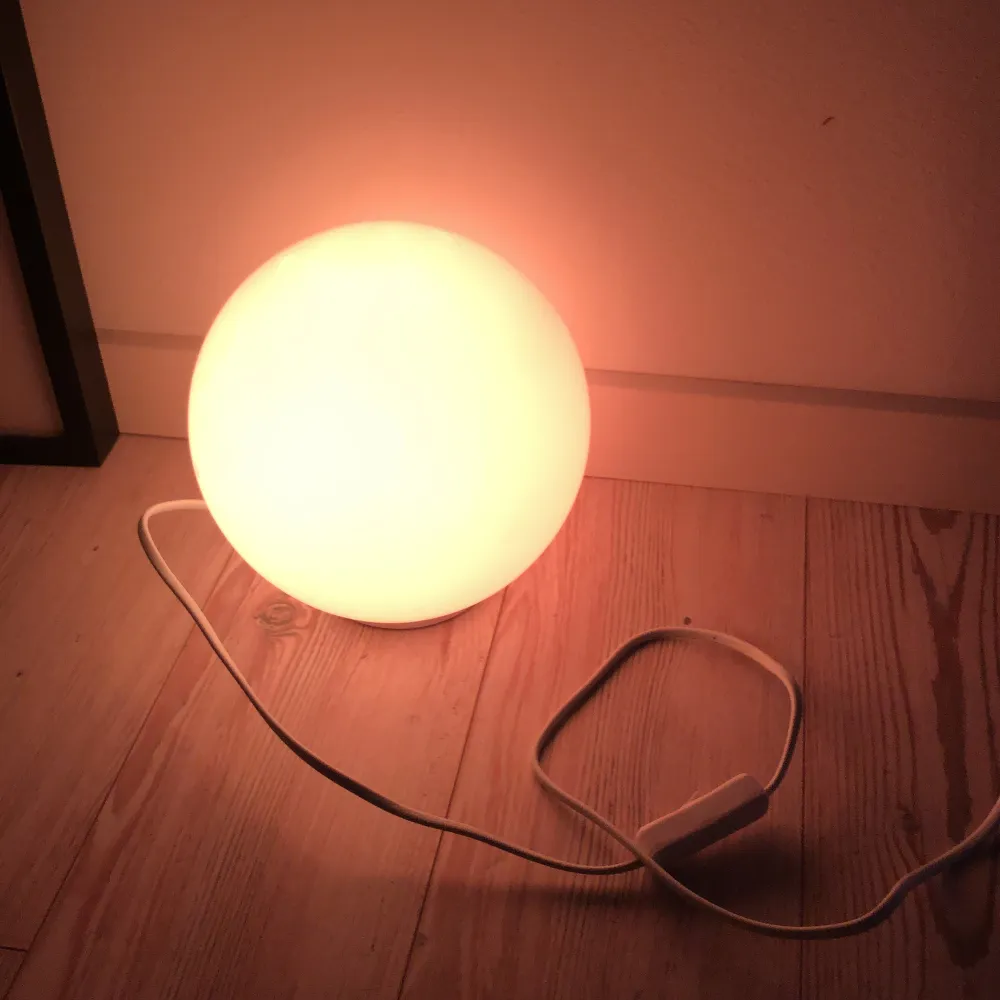 En stark lampa som kan lysa i alla färger plus blinka alla färger eller bara blinka vitt. Den har en dosa där man når lampan ungefär 5m. Övrigt.