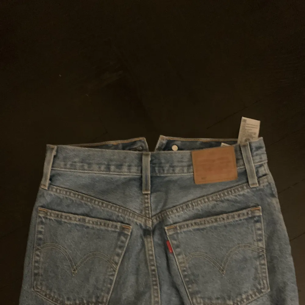 Levis 501 shorts Storlek 25 vilket motsvarar ca xs eller 34 Använda några gånger och endast tvättade en gång, ej använda sedan dess Super bra skick. Shorts.