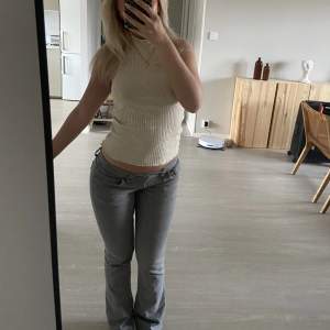 Säljer mina gråa lågmidjade LTB jeans i modellen ”valerie” då jag inte får användning av de längre. De är i bra skick och knappt använda. Jag är 162 och de går till golvet på mig💕passar perfekt nu till sommaren💗 frakt tillkommer 