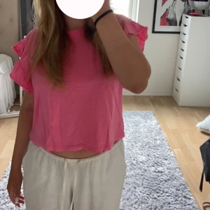Zara tröja - En jättefin topp från zara som är bekväm och perfekt att använda nu under sommaren. Köpte tröjan förra året. Tröjan är från zara i storlek S. Säljer då den tyvärr inte kommit till användning på ett tag. Men den är i bra skick och knappt använd.💗