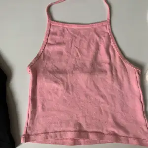 Säljer ett fint rosa linne med knytning i nacken😍 perfekt för sommaren