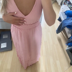 Långklänning  - Långklänning köpt på sellpy. Står ingen storlek men skulle gissa på 36. Perfekt nu till sommaren!!