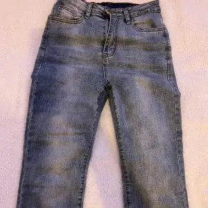 Ett par blåa bootcut jeans i mycket bra skick som inte kommer så mycket till användning. Passar stl xs-m.