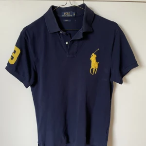POLO RALPH LAUREN, piké tröja  - 8/10 skick, PRL pikétröja  som är storlek M. Passformen är slim fit och pris går att diskuteras.