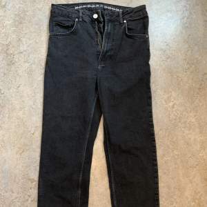 Ett par eleganta och super coola svarta straight leg Ginatricot jeans som passar till allt😍